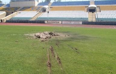 В Луганске снарядами разбомбило стадион 