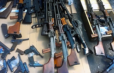 В  Киеве у торговцев оружием изъяли 42 пулемета и 185 пистолетов