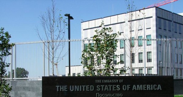Посольства США приостановили выдачу виз по всему миру