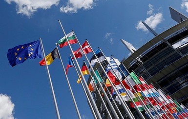 Евросоюз официально ужесточил санкции: список пополнили восемь человек