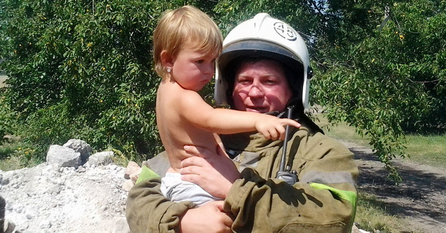 В Днепропетровске пожарный вынес из огня двухлетнюю малышку