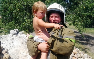 В Днепропетровске пожарный вынес из огня двухлетнюю малышку
