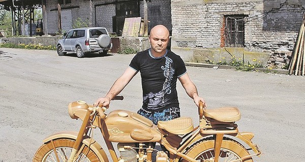 Столяр сделал деревянный мотоцикл 