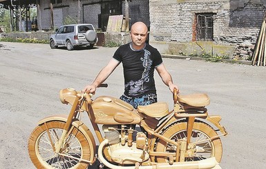 Столяр сделал деревянный мотоцикл 