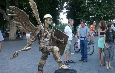 В центре Одессы деньги у туристов собирает воин 