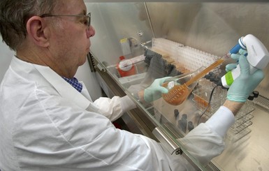 США испытают на людях вакцину против лихорадки Эбола