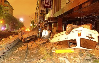На Тайване взорвавшийся газопровод разнес улицу и убил 25 человек