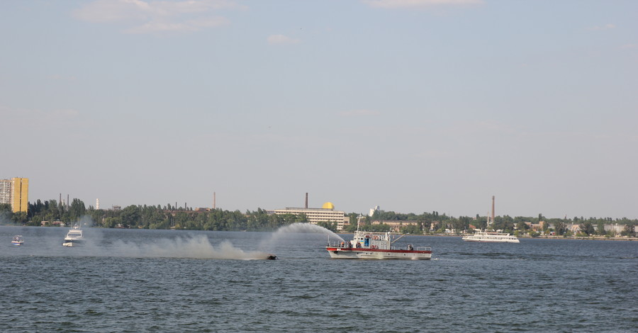 В Днепропетровске посреди реки вспыхнул катер