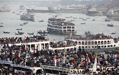В Бангладеш перевернулся паром с 200 пассажирами на борту