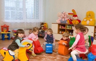В детских садах Киева доставили кровати для детей переселенцев
