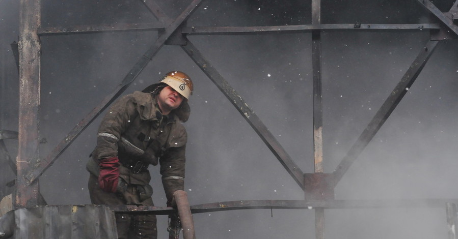 В центре Киева три часа горел банк