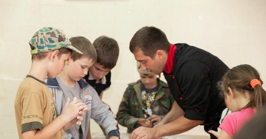 Харьковские дети установили рекорд по лепке вареников