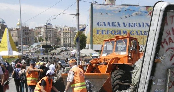 В Киеве на улице Институтской опять пытались снести баррикады