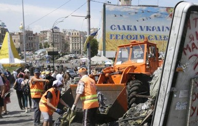 В Киеве на улице Институтской опять пытались снести баррикады
