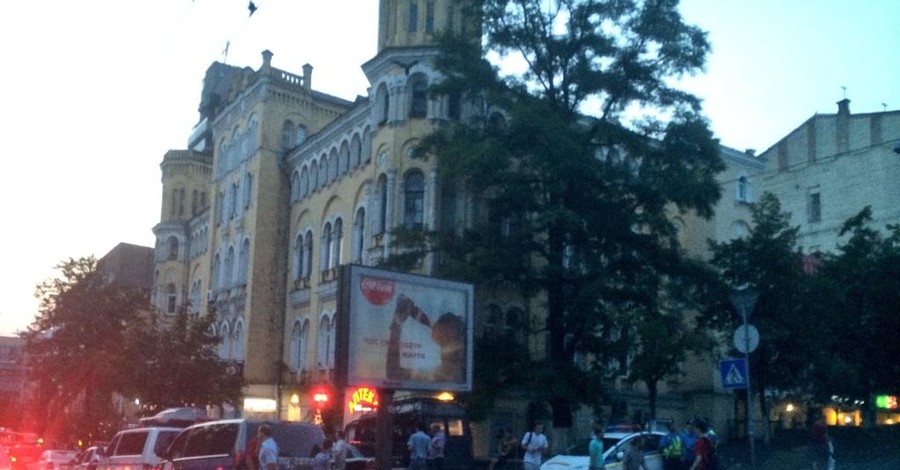 В центре Киева люди в камуфляже с оружием ворвалась в ресторан