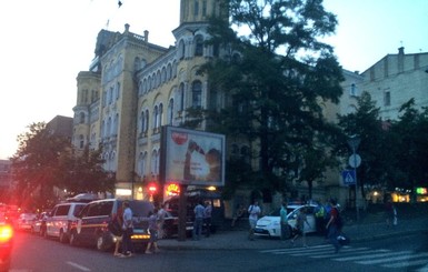 В центре Киева люди в камуфляже с оружием ворвалась в ресторан