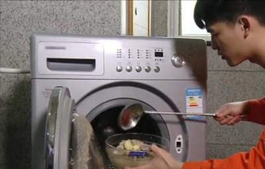 Китаец готовит еду в стиральной машине