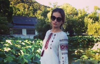 Аня Селюкова гуляет по Японии в вышиванке