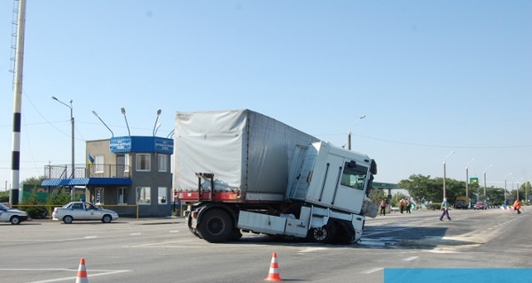 В Мелитополе дальнобойщик врезался в блокпост
