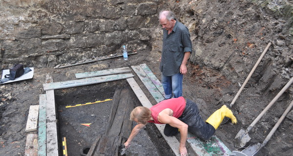 Во Львове археологи раскопали княжеские амфоры и макитры XIII-XIV веков