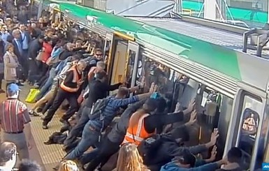Австралийцы наклонили поезд, чтобы cпасти пассажира