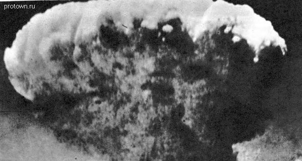 Атомный взрыв над Хиросимой убил 300 000 мирных японцев