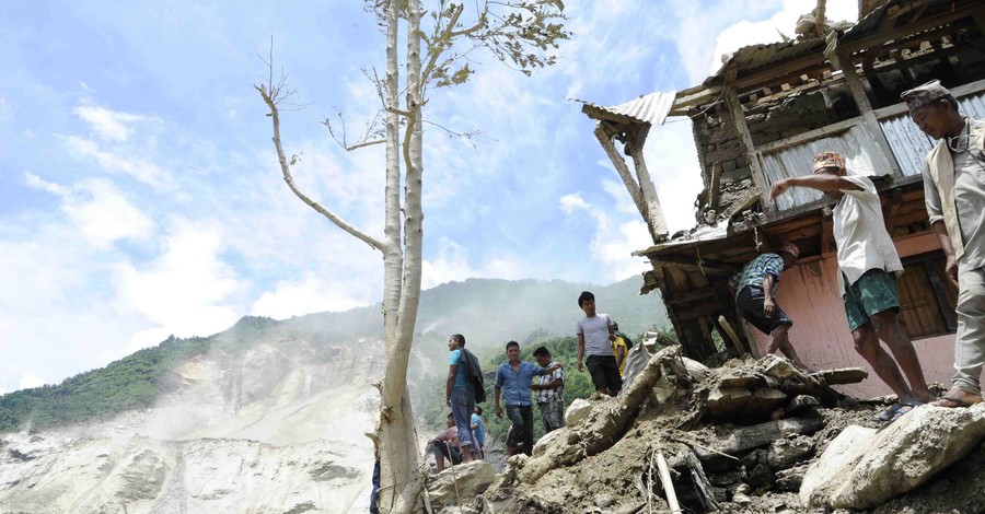 Число жертв оползня в Непале выросло до 150