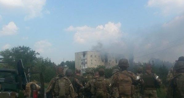 В Донецке идут бои, над городом кружит самолет