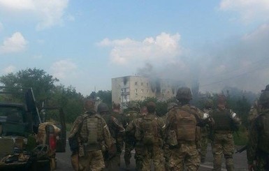 В Донецке идут бои, над городом кружит самолет
