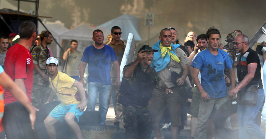 На Майдане зачистка: милиция наступает со всех сторон. Активисты сопротивляются