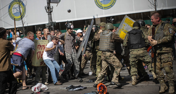Во время разгона Майдана пострадали три силовика