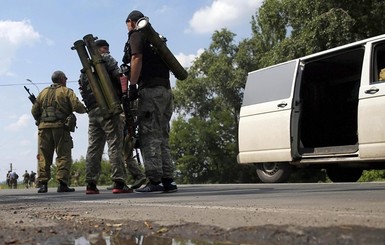 В Донбассе из-за обстрела взорвалась машина с людьми