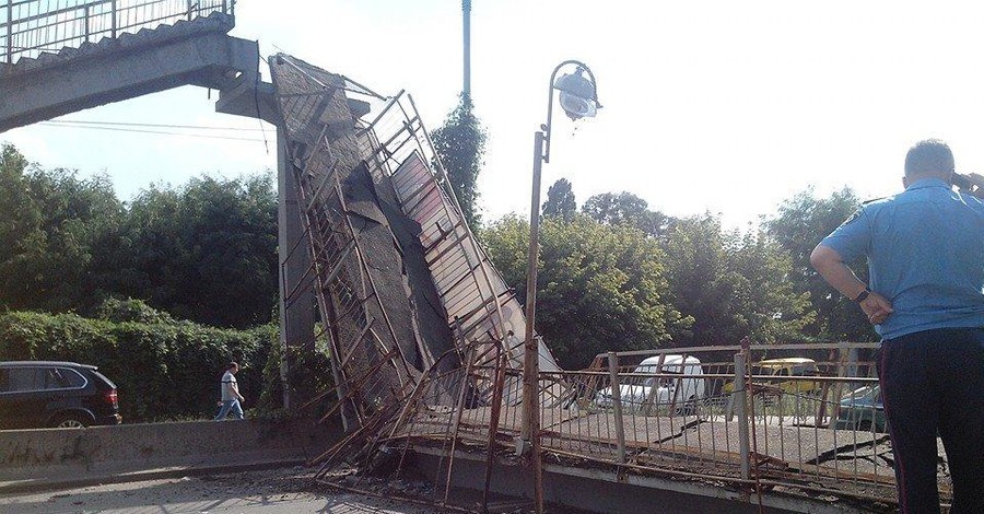 В Киеве сварочный аппарат разнес пешеходный мост
