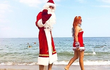 В жару по одесским пляжам гуляют Дед Мороз и Снегурочка