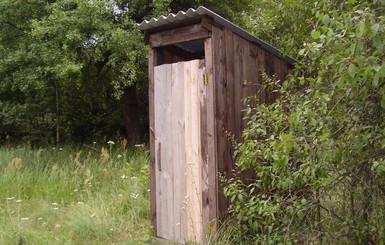 Дальнобойщик на Полтавщине нырнул за телефоном в сельский туалет