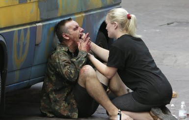 Возле Украинского дома в Киеве прогремел взрыв, есть пострадавшие