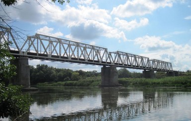 По взорванному в начале июня мосту снова ходят поезда