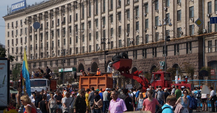 К Майдану подтянулись люди в камуфляже, обстановка обостряется