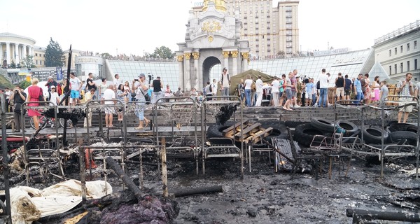 Снос палаток на Майдане: активисты подожгли шины и мусор