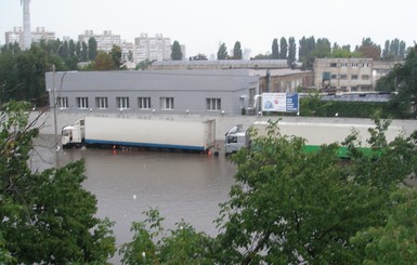 В Киеве сильный ливень превратился в потоп