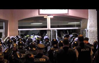 Во Франции футбольные фанаты напали на полицейских 