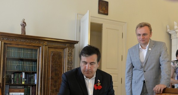 Мэр Львова подарил Михаилу Саакашвили золотой герб города