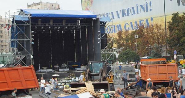 Активисты на Майдане не дают разобрать сцену