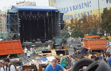 Активисты на Майдане не дают разобрать сцену