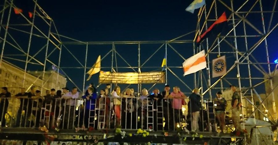 Активисты полночи стерегли сцену на Майдане