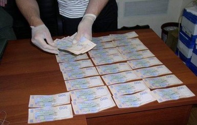 В Киеве за взятку в 60 тысяч задержали двух чиновников