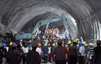 В Китае обвалился туннель с людьми внутри