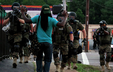 В США полиция разогнала участников столкновений в Миссури