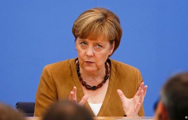Меркель выступает за продолжение переговоров с Путиным по Украине 