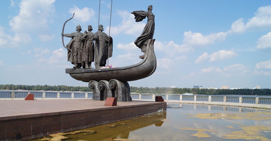 Памятник основателям Киева превратился в болото